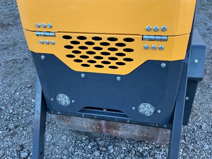 #1250-•-unused-future-ft1000-ride-on-roller-image-9