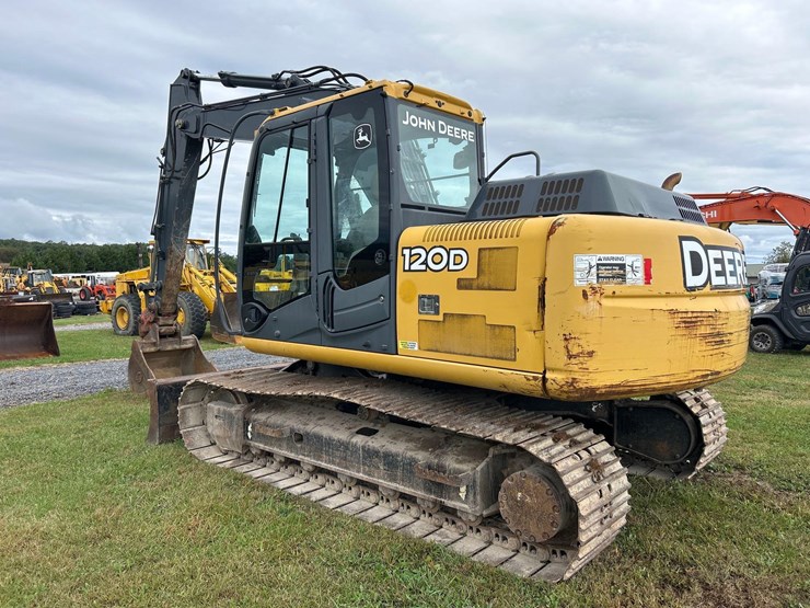 2011-deere-120d-image-7