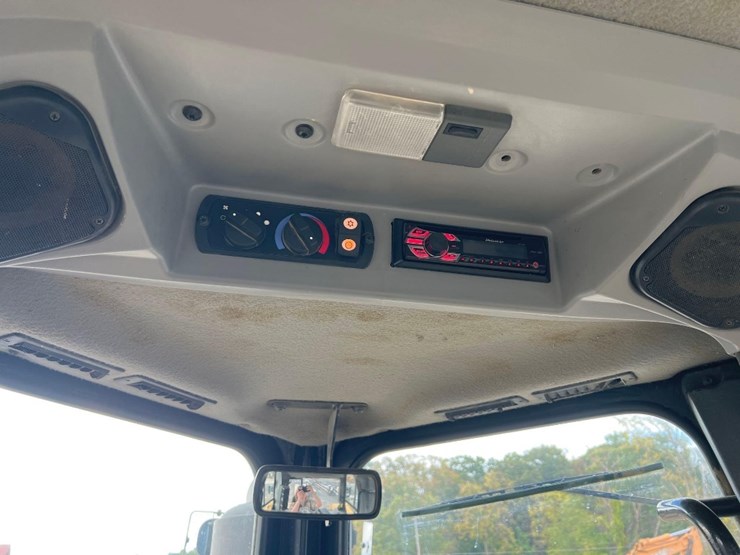 2015-caterpillar-d7e-lgp-image-29