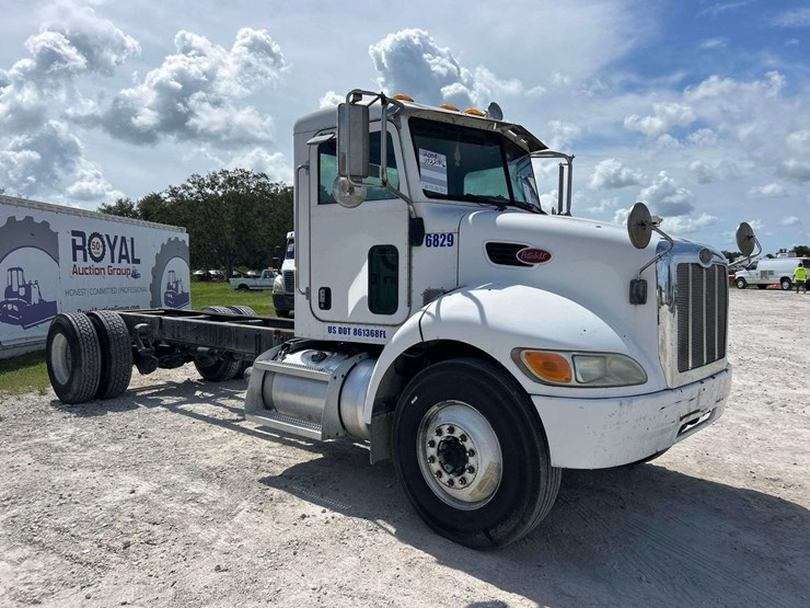 2009-peterbilt-335-image-2