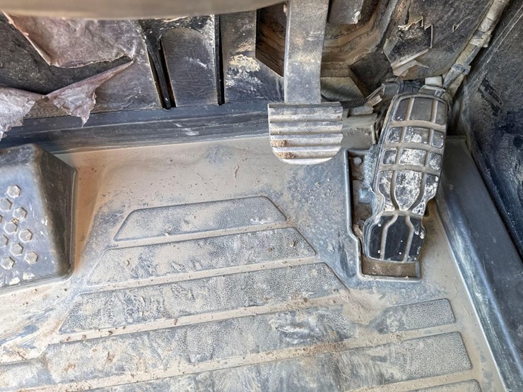 2019-caterpillar-740-gc-image-31