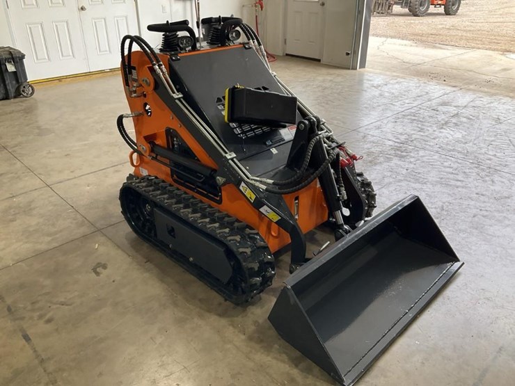 #1002-•-new-land-hero-ldh-t460-mini-track-skid-steer-loader-image-4