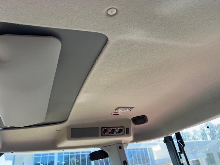 2023-kubota-m4-061-deluxe-mfwd-utility-tractor-with-la1154-front-loader-image-26