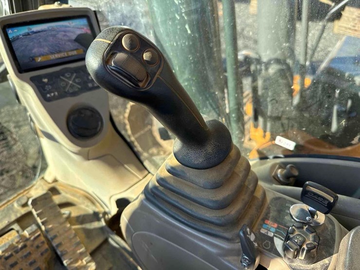 2015-case-cx300c-image-33