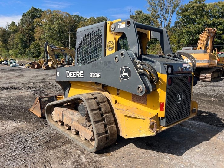 2016-deere-323e-image-2