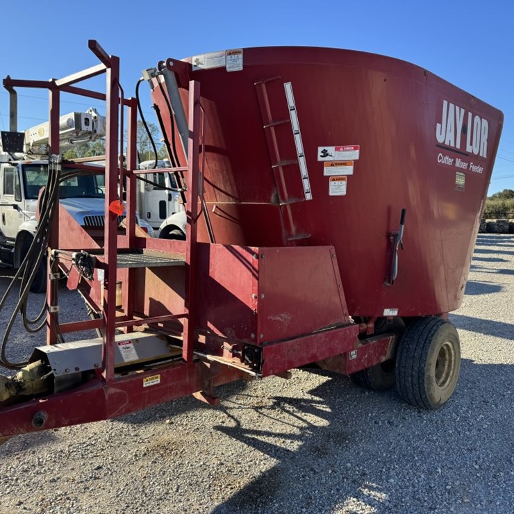 #13961 • Jaylor Feed Cutter-Mixer-Feeder