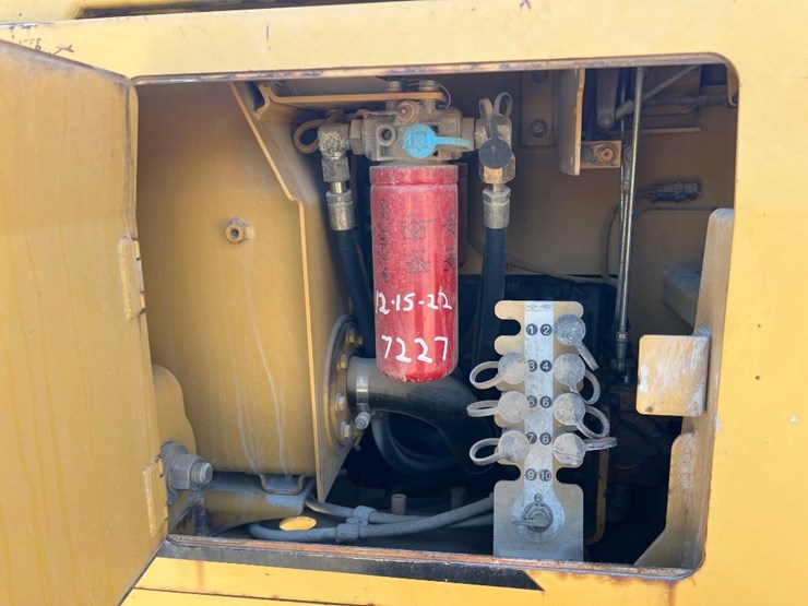 2003-caterpillar-d3g-xl-image-23