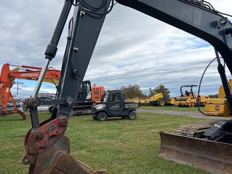 2011-deere-120d-image-13