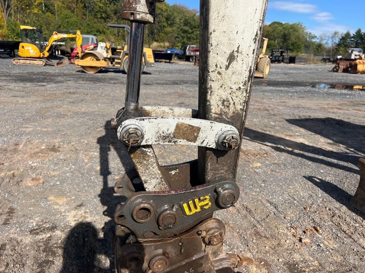 2013-takeuchi-tb235-image-11