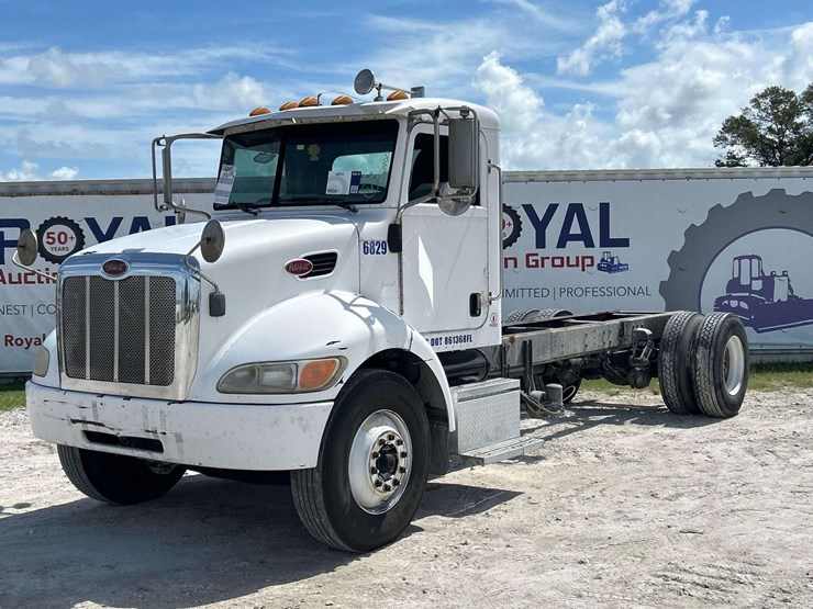 2009-peterbilt-335-image-1