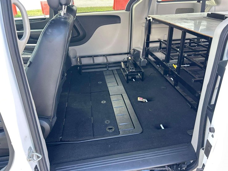 2019-dodge-grand-caravan-sxt-image-17