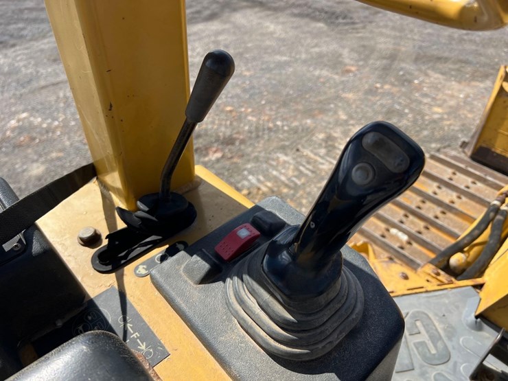 2003-caterpillar-d3g-xl-image-35