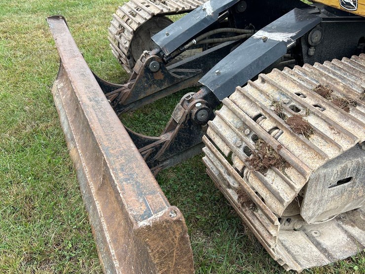 2011-deere-120d-image-12