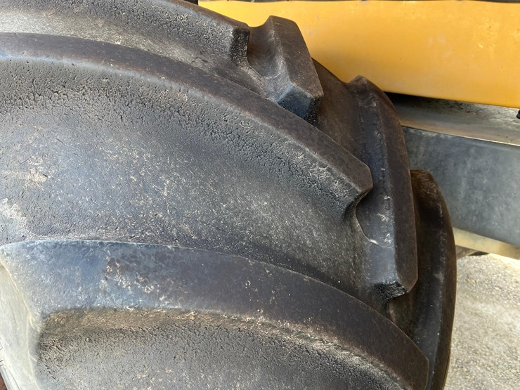 2019-terragator-7300-spinner-truck-image-40