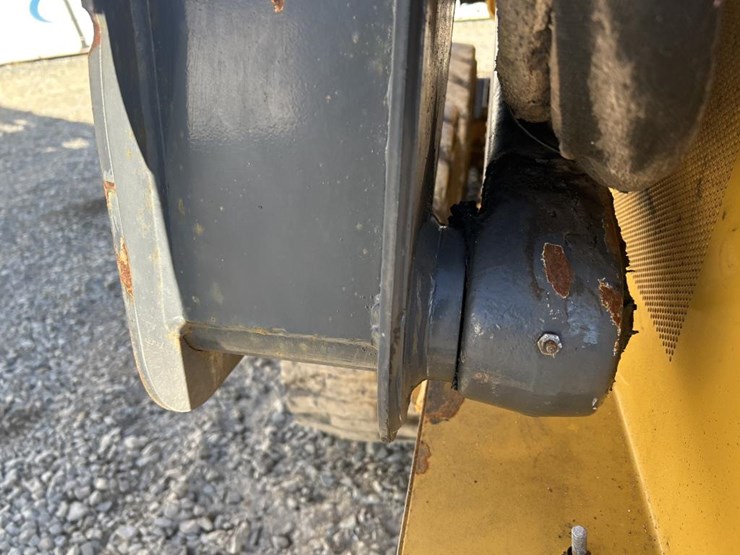 2016-deere-326e-image-21