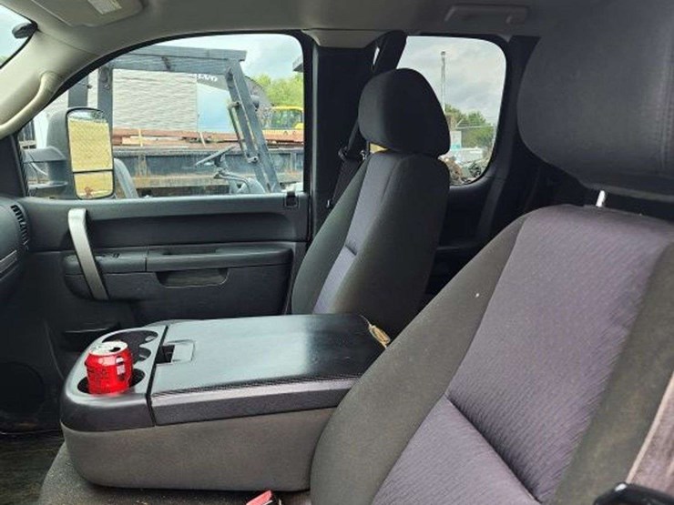 2012-chevrolet-3500-image-11