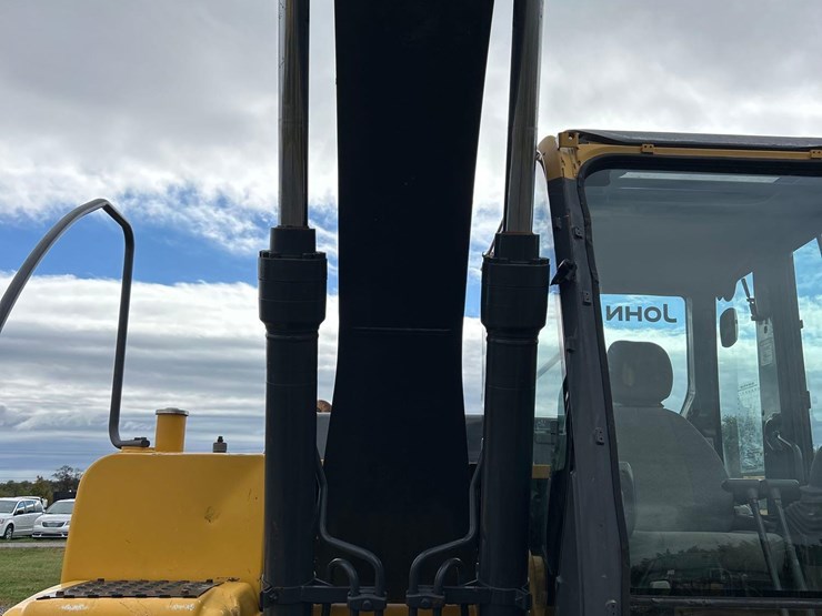 2011-deere-120d-image-16