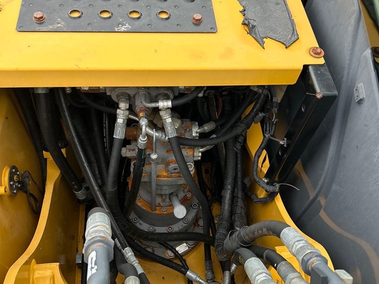 2011-deere-120d-image-18