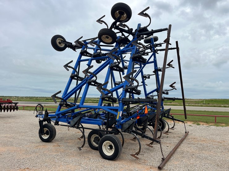 2015-new-holland-st830-image-22