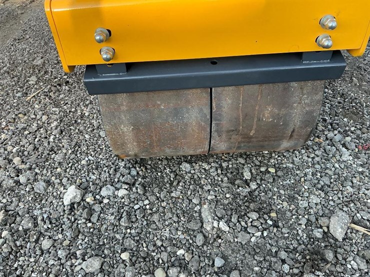 #1251-•-unused-future-ft850-ride-on-roller-image-15