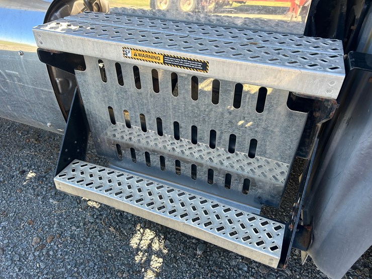 2011-mack-tender-truck-w/adams-rear-discharge-bed-auger-image-18