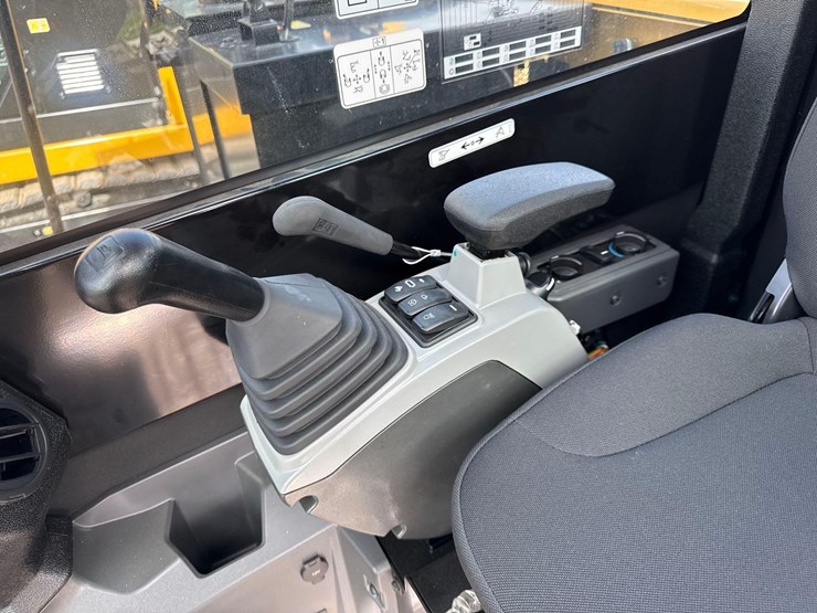 caterpillar-305-image-15