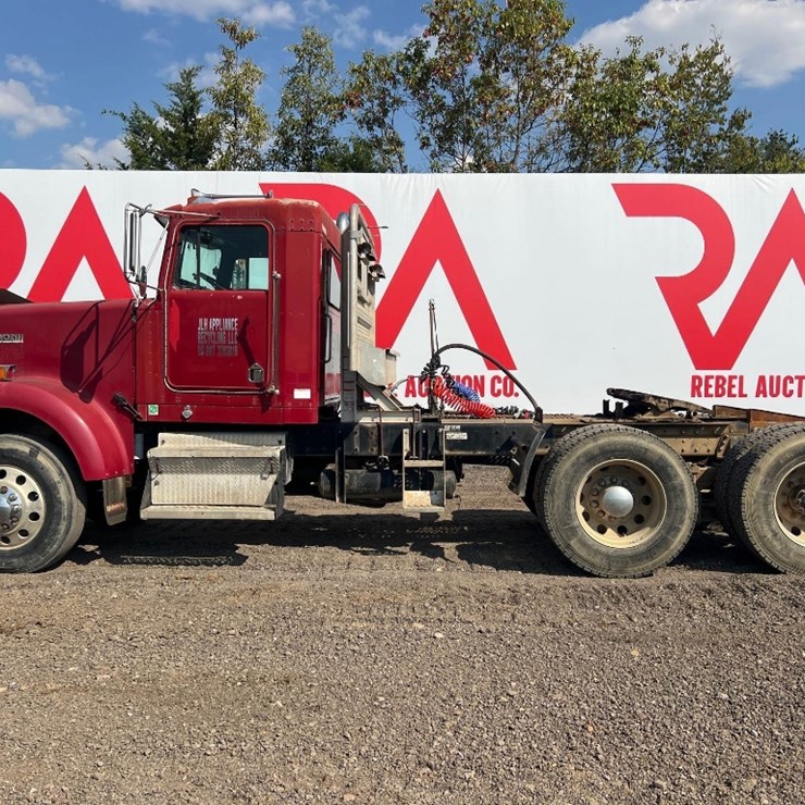 KENWORTH T/A DAY CAB ROAD TRACTOR