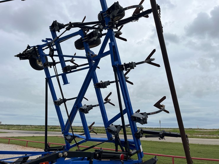 2015-new-holland-st830-image-18