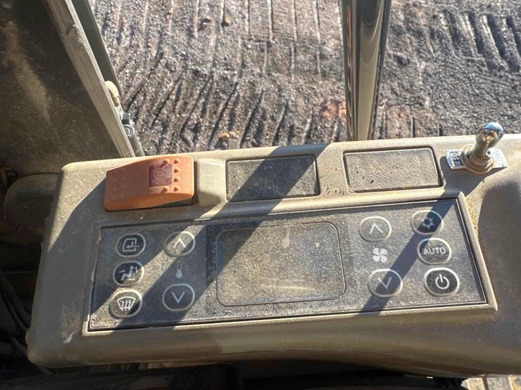 2015-case-cx300c-image-32