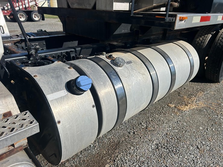 2011-mack-tender-truck-w/adams-rear-discharge-bed-auger-image-6