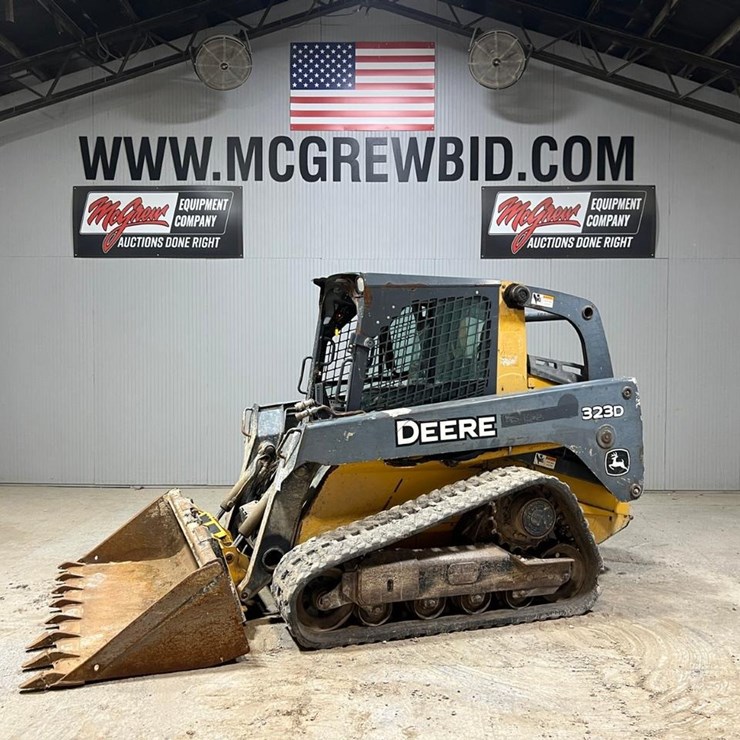 DEERE 323D