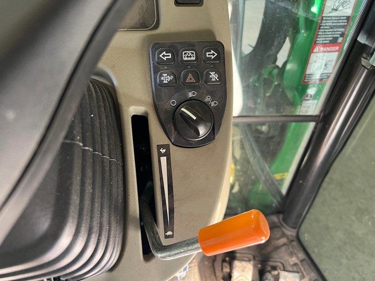 2020-john-deere-3046r-image-29