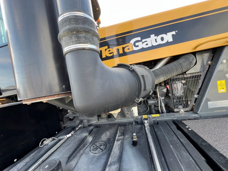 2019-terragator-7300-spinner-truck-image-28