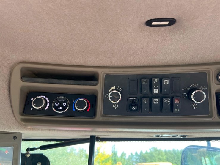 2019-case-ih-580s-quad-trac-tractor-image-35