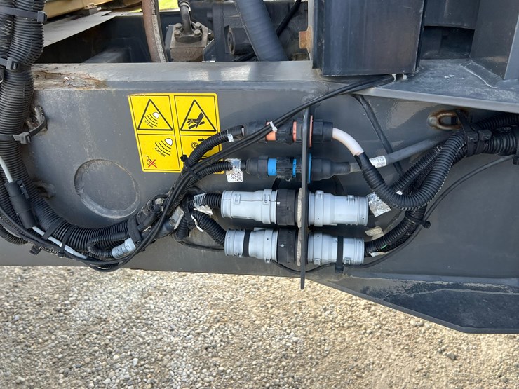 2019-terragator-7300-spinner-truck-image-30