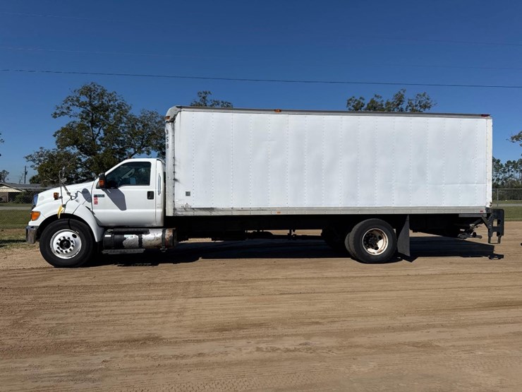 2015-ford-f650-xlt-image-1