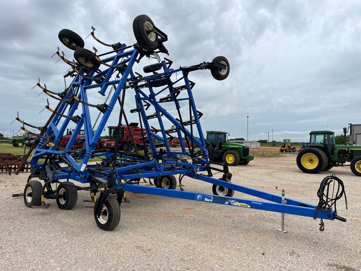 2015-new-holland-st830-image-6