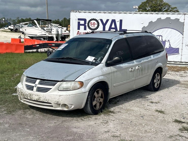 2005-dodge-grand-caravan-image-1