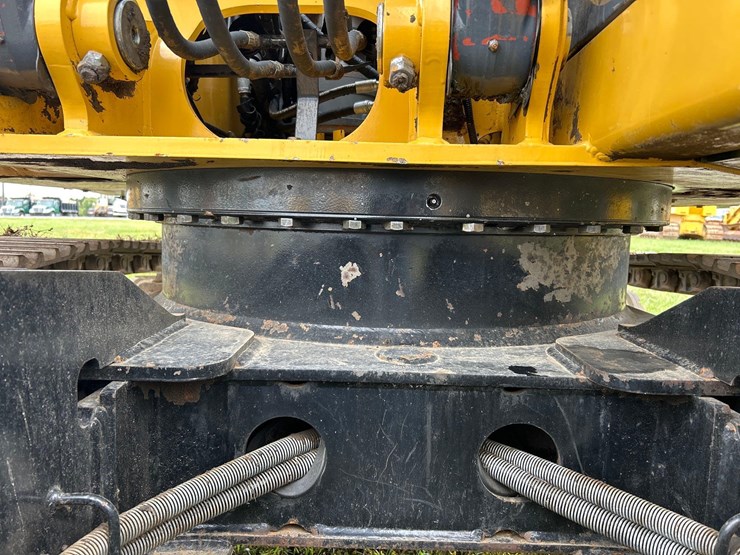 2011-deere-120d-image-17