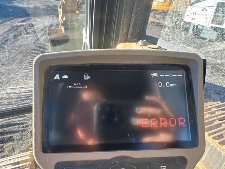 2015-case-cx300c-image-36