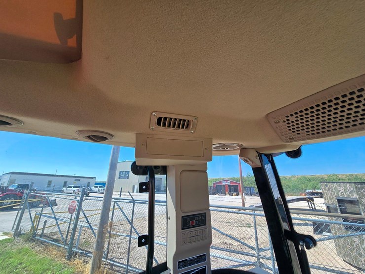 2025-mahindra-6075-image-56