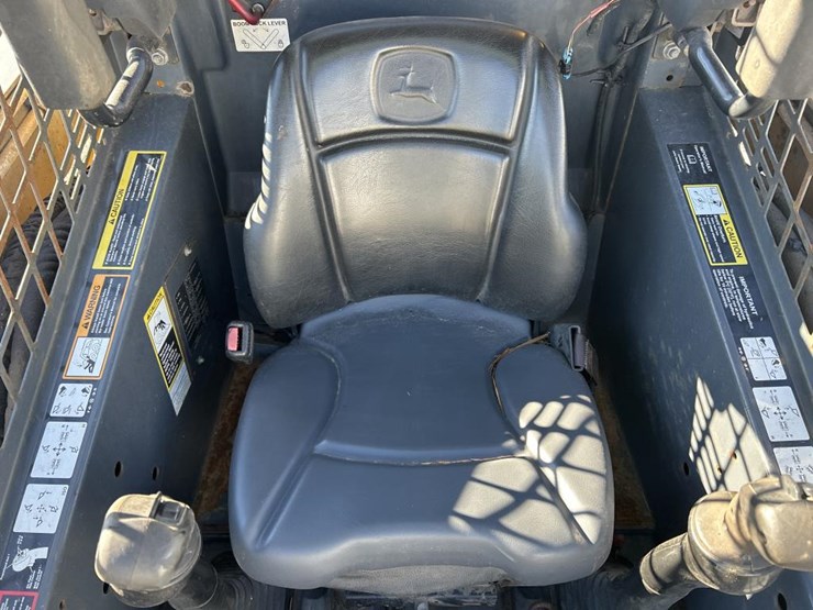 2016-deere-326e-image-38