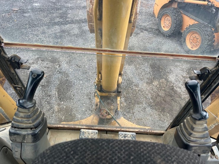 2001-caterpillar-420d-image-38