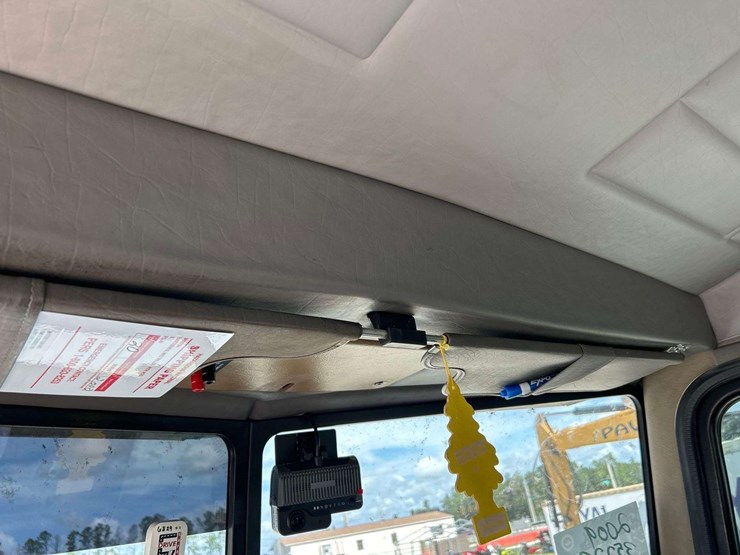 2009-peterbilt-335-image-22