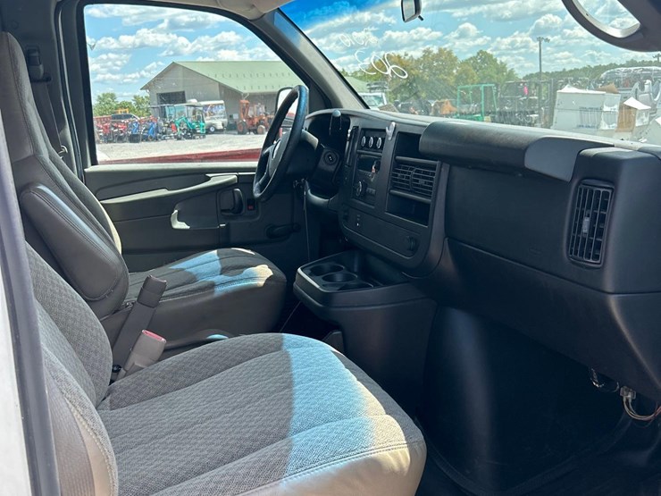 2010-chevy-express-van-image-12