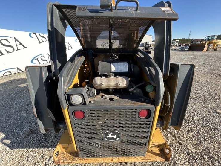 2016-deere-326e-image-32