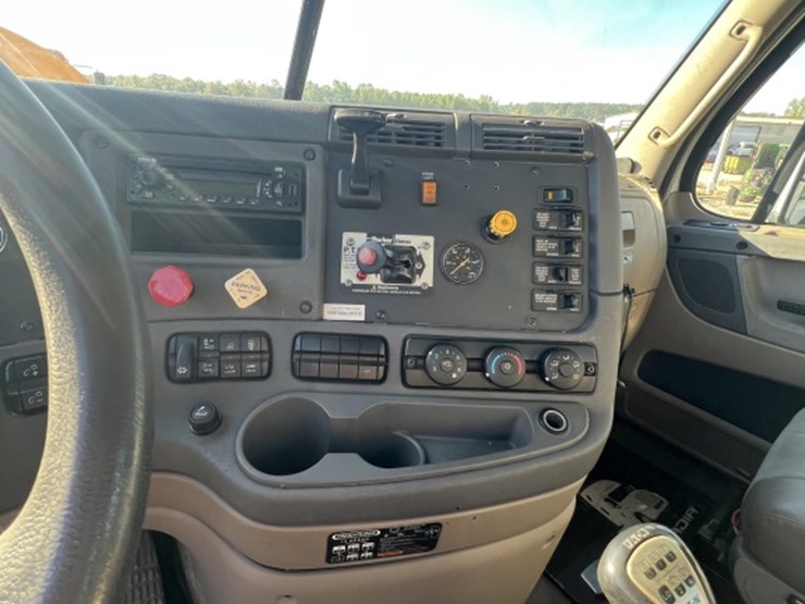 #4766-•-2010-freightliner-cascadia-day-cab-tri-axle-heavy-image-21