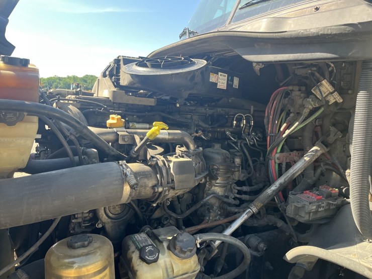 #2881-•-2018-freightliner-ca125slp-mid-roof-sleeper-truck-image-26