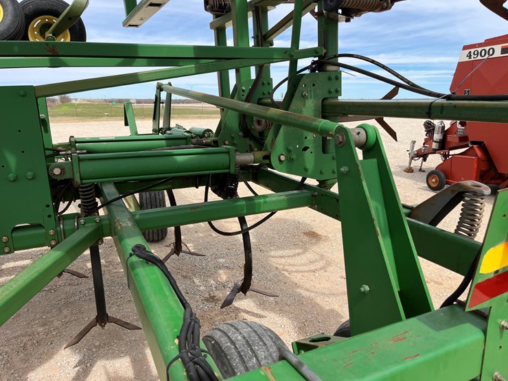 2005-john-deere-2410-image-11