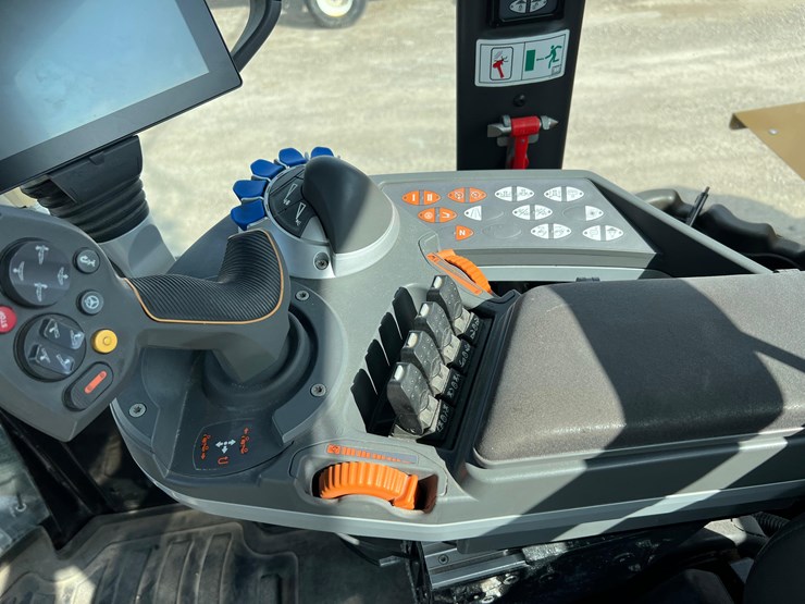 2019-terragator-7300-spinner-truck-image-90